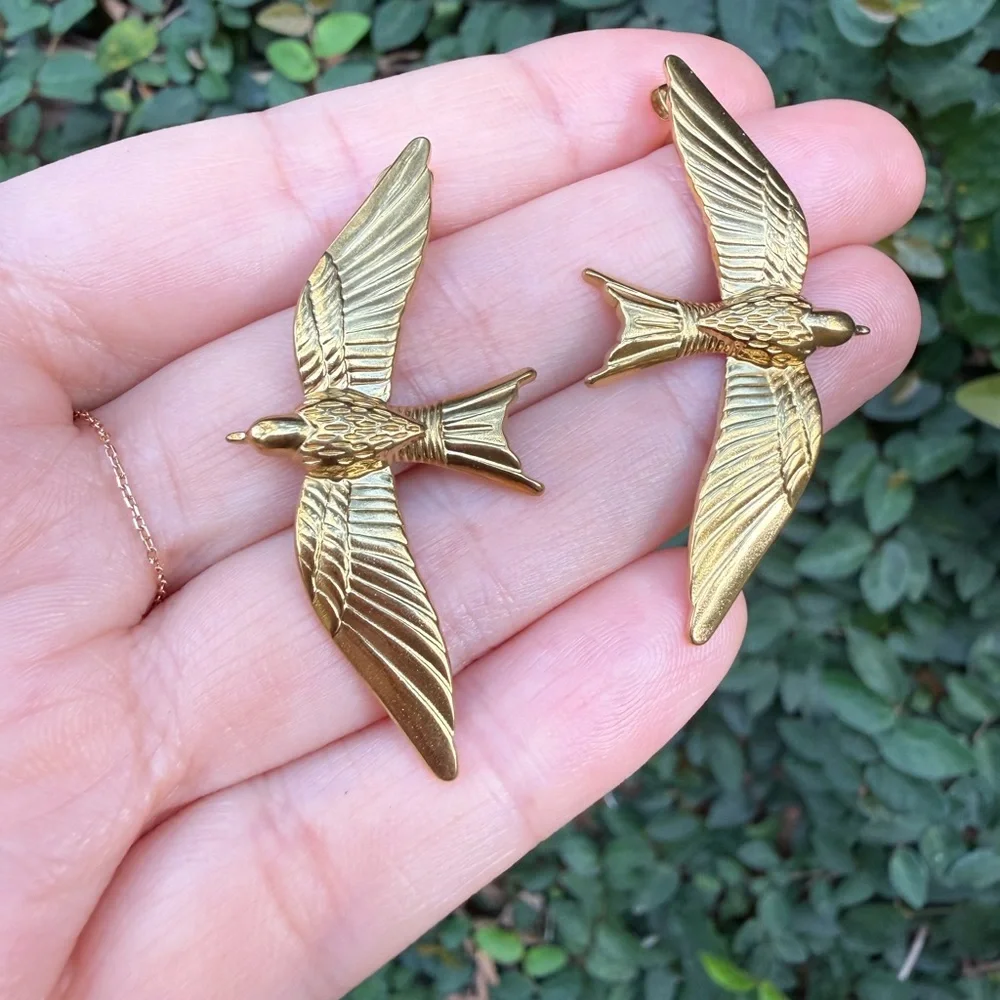 Gold large sparrow earrings
Stainless steel waterproof bird earrings studs - Picture 3 of 10